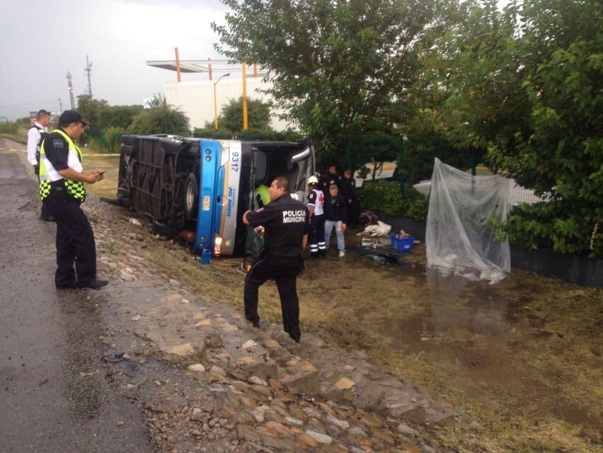 Vuelca autobús de pasajeros; <br>reportan un muerto y 33  heridos