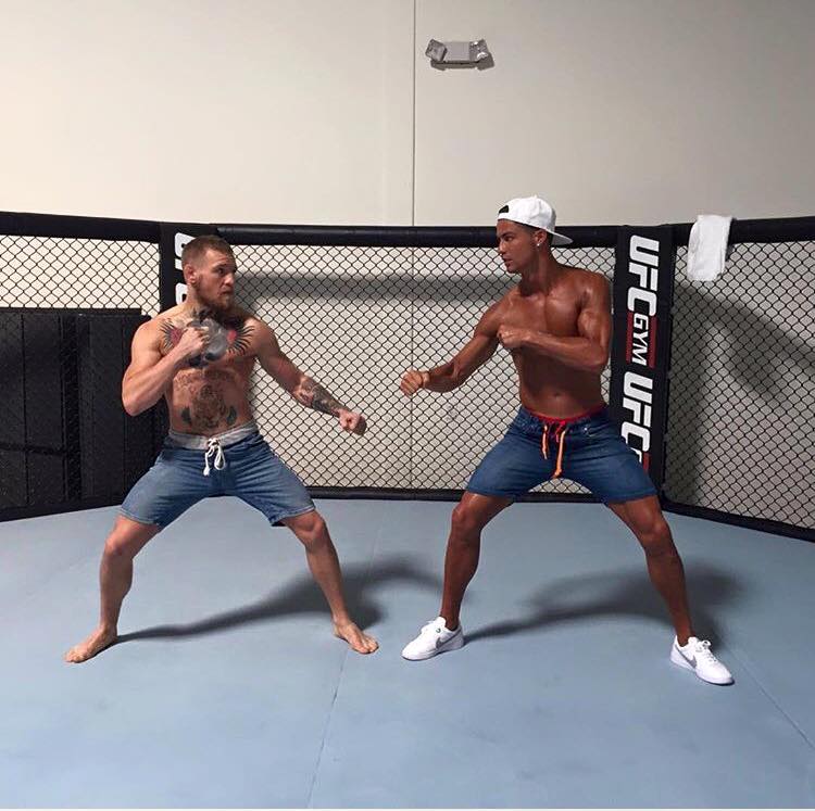 Cristiano ‘reta’ a McGregor en el octágono de la UFC