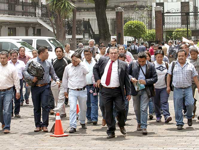 CNTE saca a funcionario de reunión en Nochixtlán