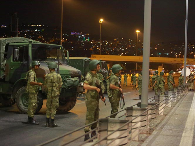 Presume Ejército golpe de Estado en Turquía