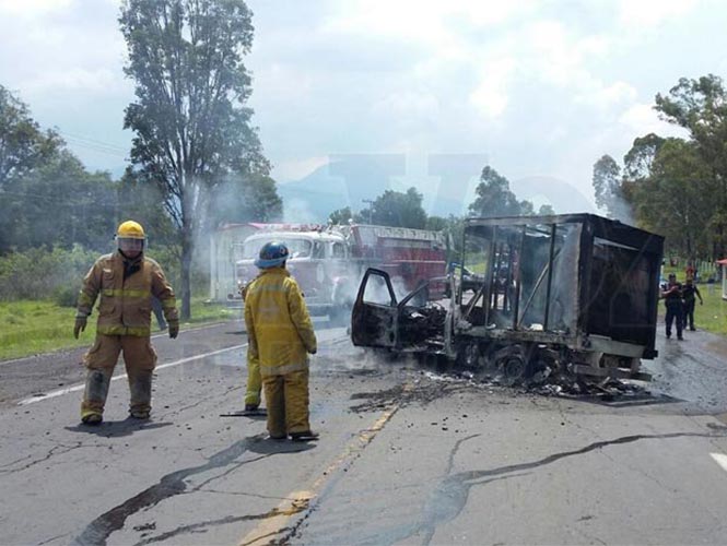 Normalistas queman tres vehículos sobre carretera Zacapu-Morelia