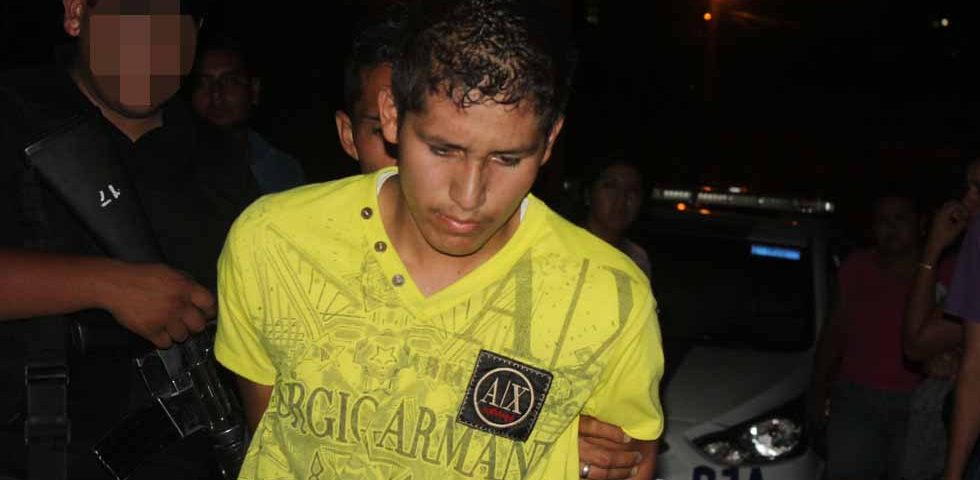 Mujer policía estuvo a punto de ser arrollada