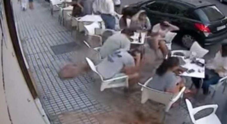 Terraza de un bar cae sobre clientes