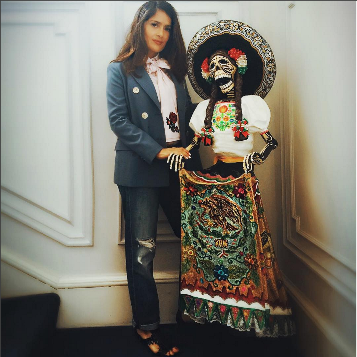 Salma Hayek posa con una calaca