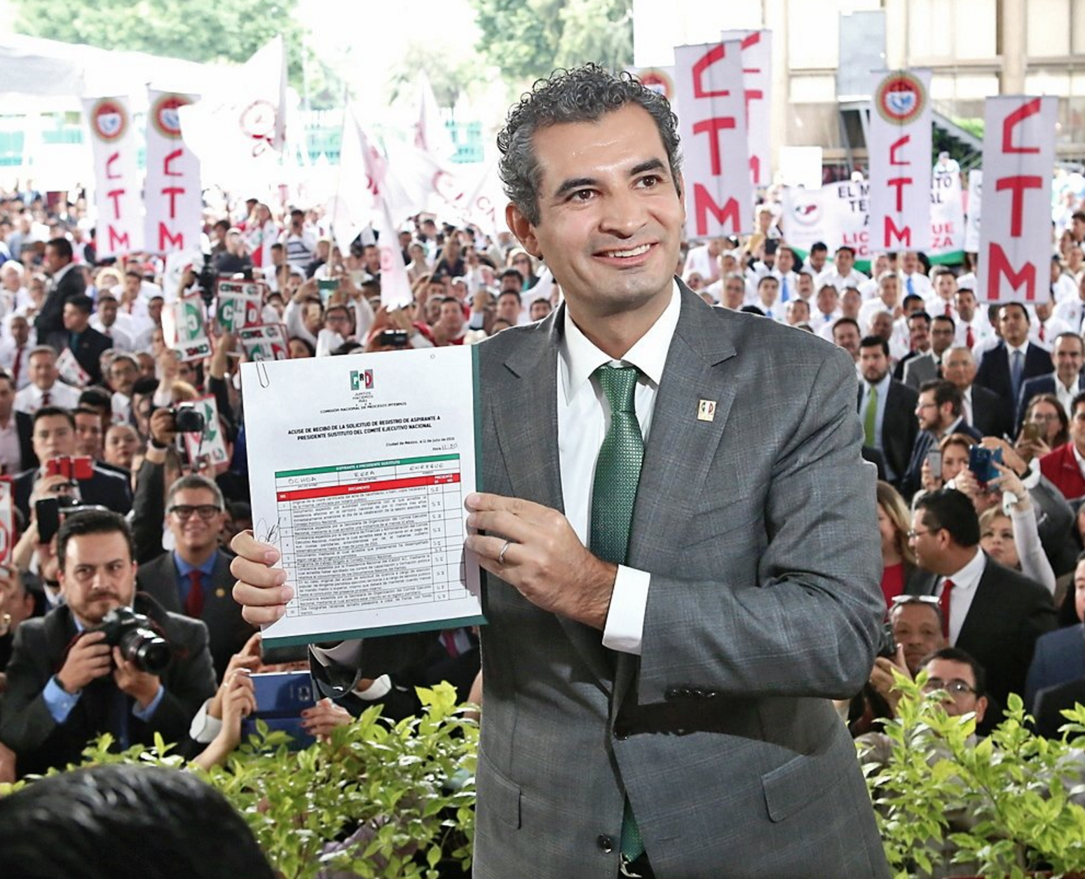 Ochoa Reza se registra en el PRI