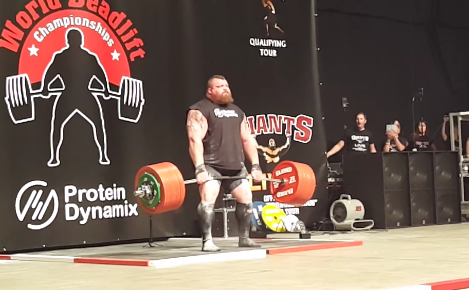 Levanta media tonelada y le explotan venas de la cabeza