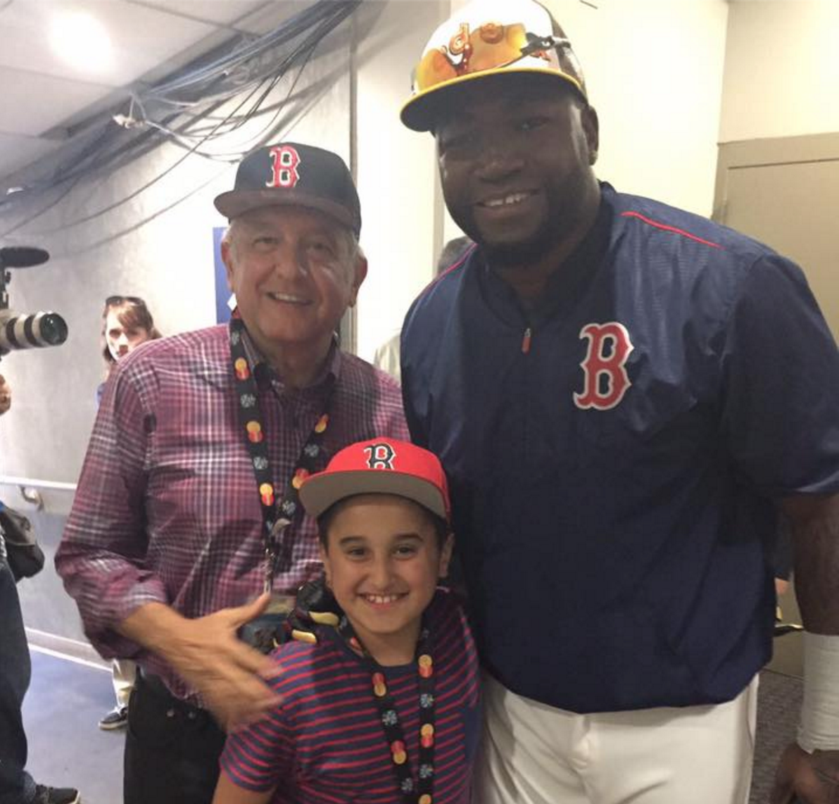 AMLO acude a Juego de las Estrellas y presume foto con “Big Papi”