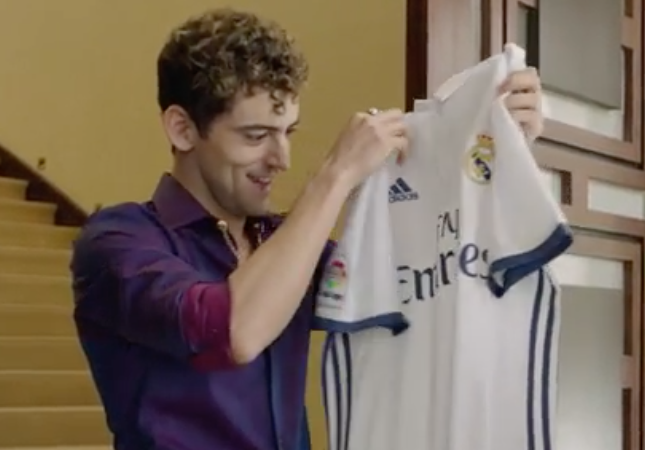 “Chava”, de Club de Cuervos, recibe regalo del Real Madrid