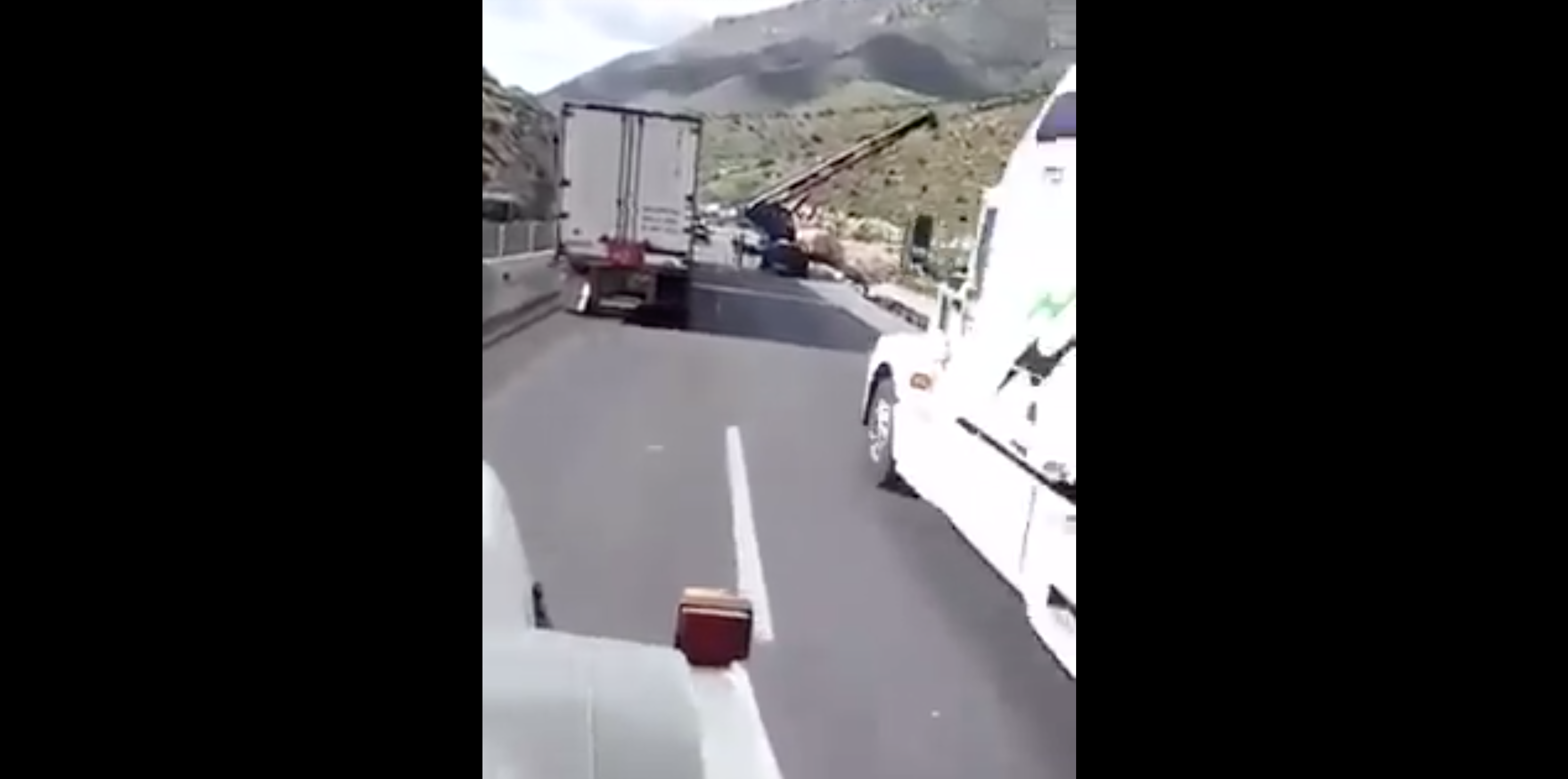 #VIDEO: Graban momento en que tráiler choca contra grúa en Los Chorros