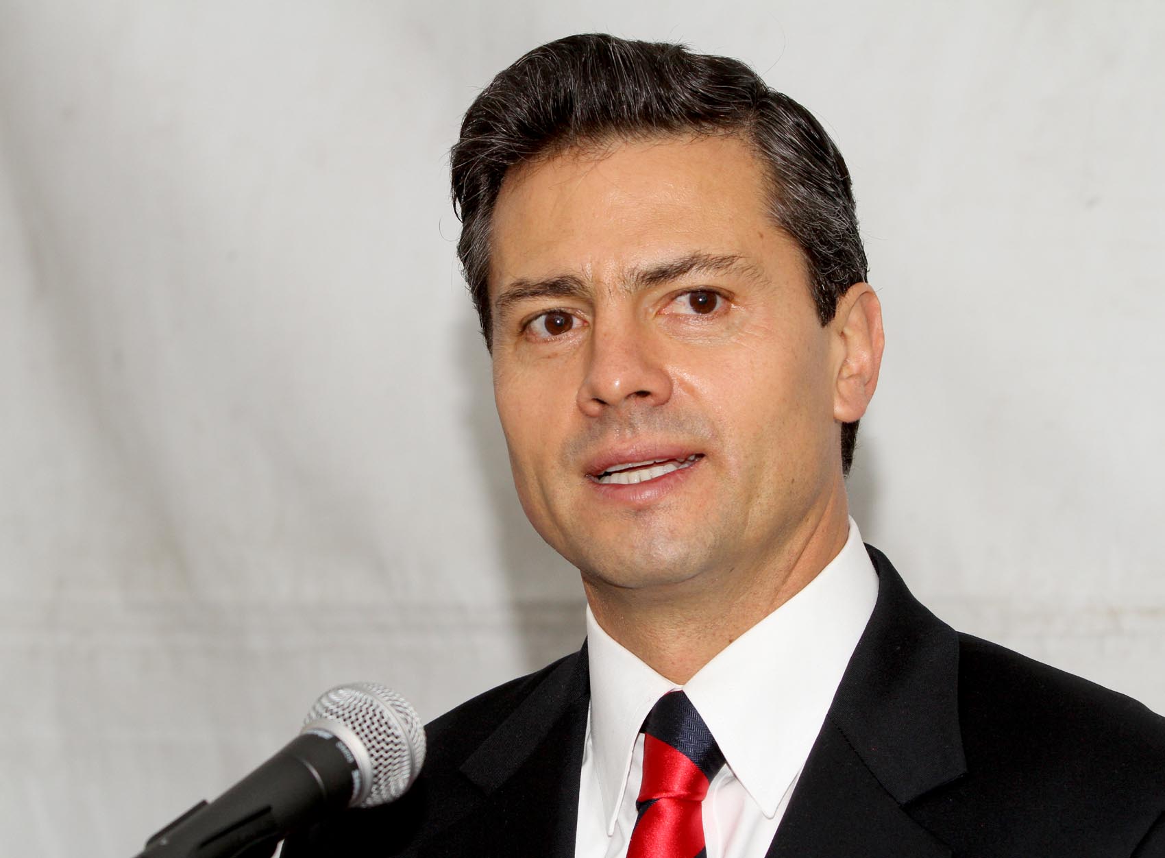 Felicita EPN a los abogados en su día