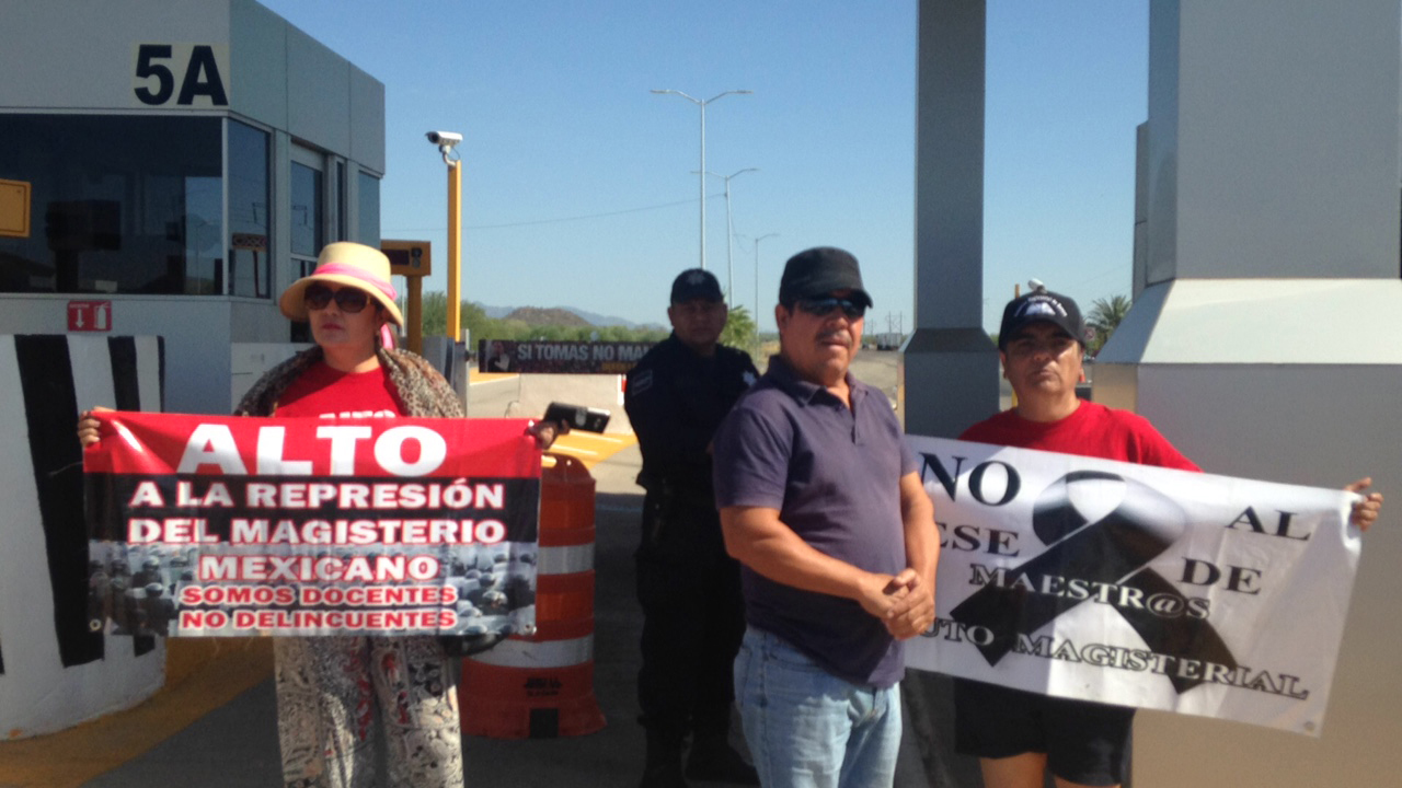 Maestros toman casetas y garitas de Sonora