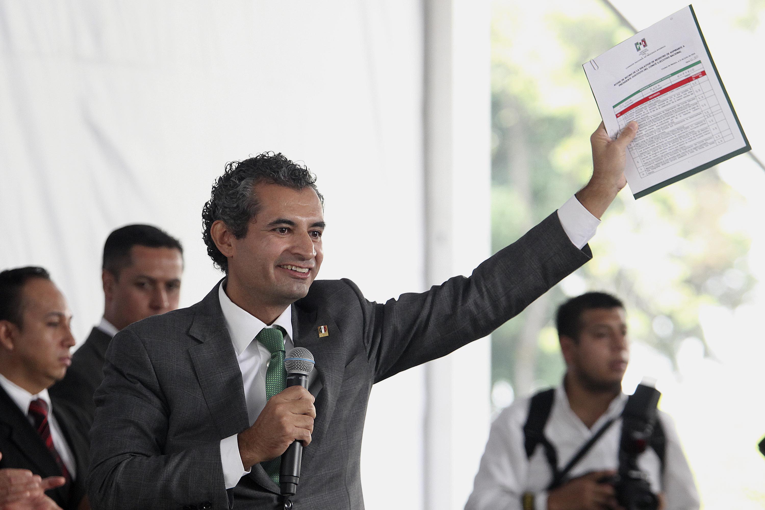 Eligen a Ochoa Reza nuevo presidente del PRI