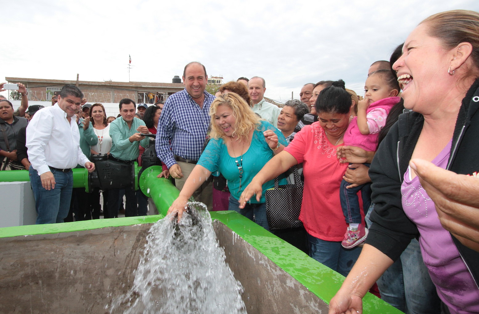 Lleva gobierno de Rubén Moreira <br>agua a todos los rincones del estado