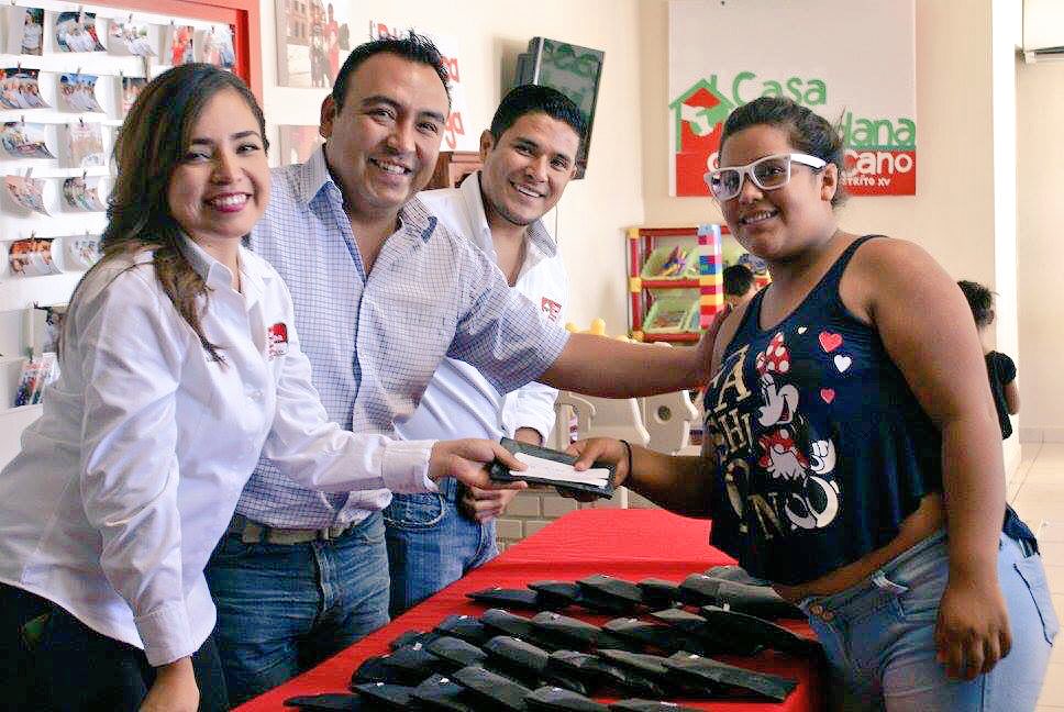 Gestiona diputada lentes para gente de su distrito