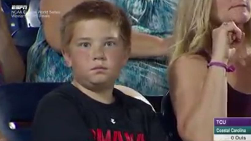 Viral: Intenso duelo de miradas entre niño y  cámaras