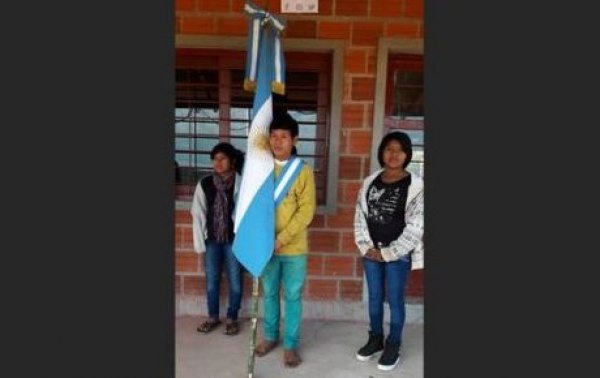 Alumno destacado acude sin zapatos a clases