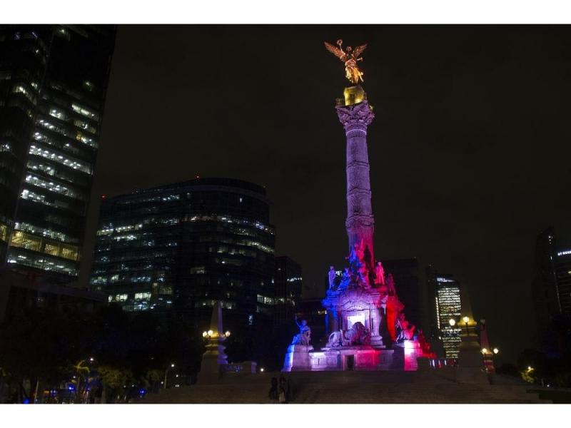 Ángel de la Independencia se ilumina con los colores de Francia