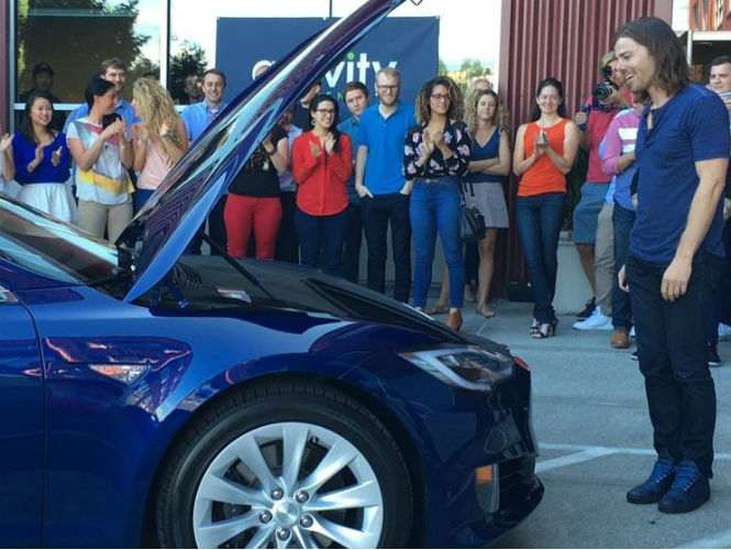 Sube sueldo a sus empleados y le regalan el auto de sus sueños