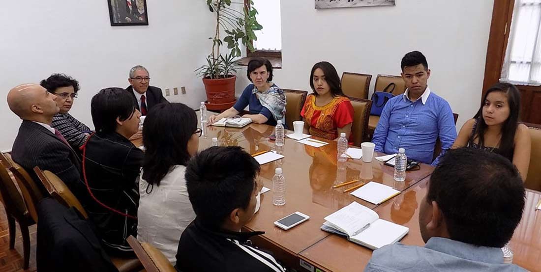 Becan a 13 jóvenes indígenas en EU