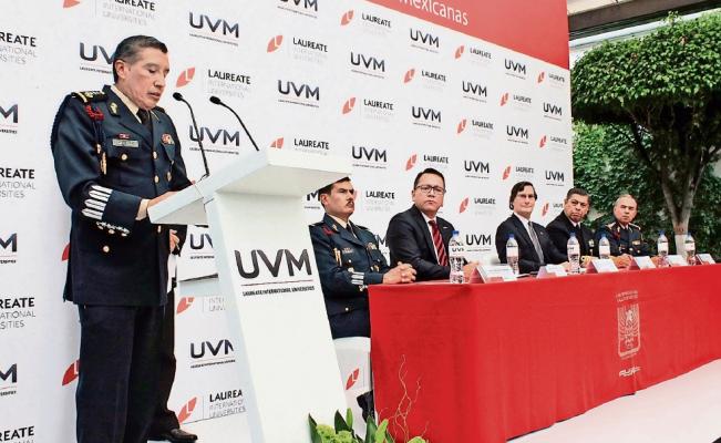 Fuerzas Armadas y UVM otorgan becas