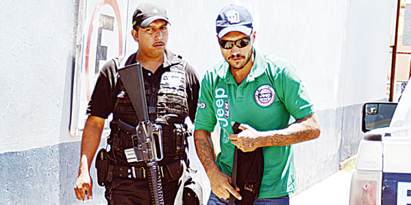 Por infiel esposo le da un puñetazo