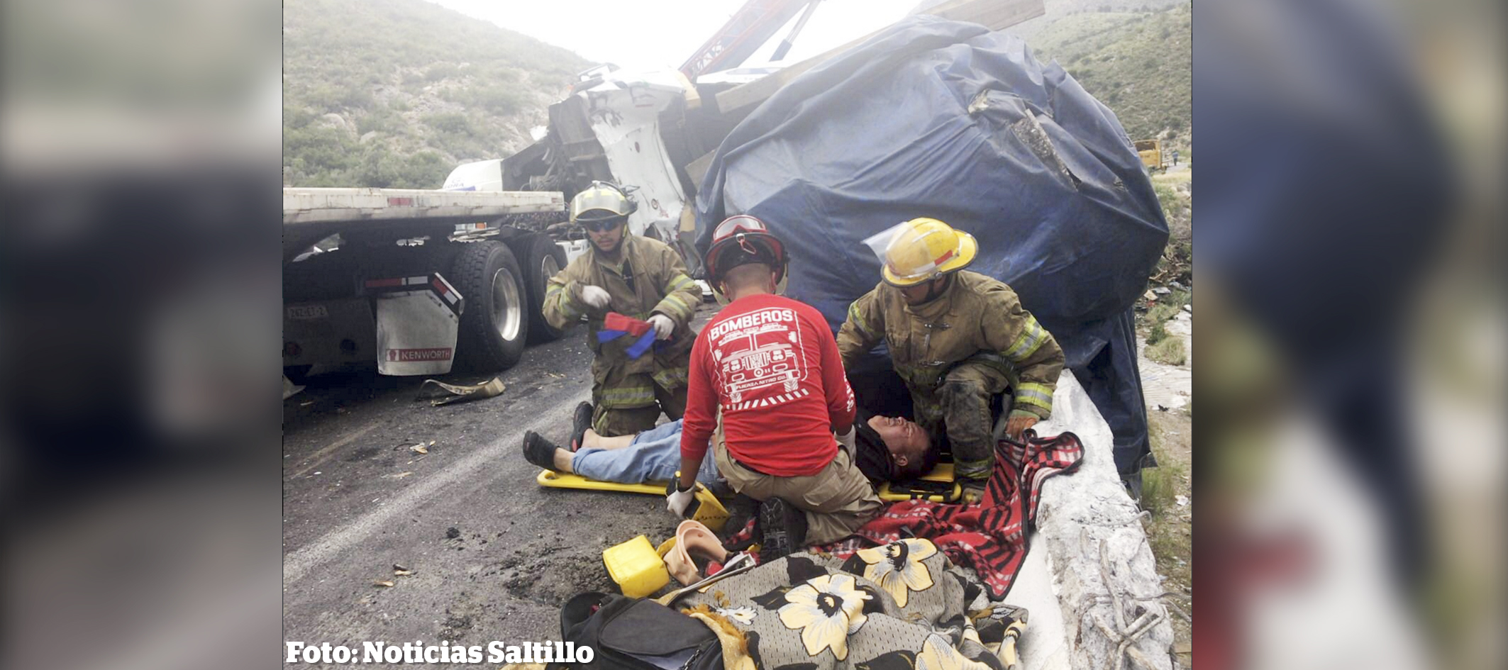 Chocan tráileres con grúa en Los Chorros; rescatan a prensados