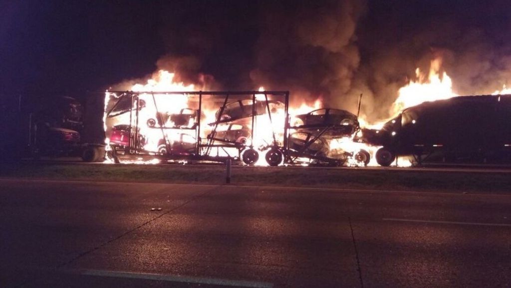 Choque de tractocamiones en Arco Norte deja un muerto