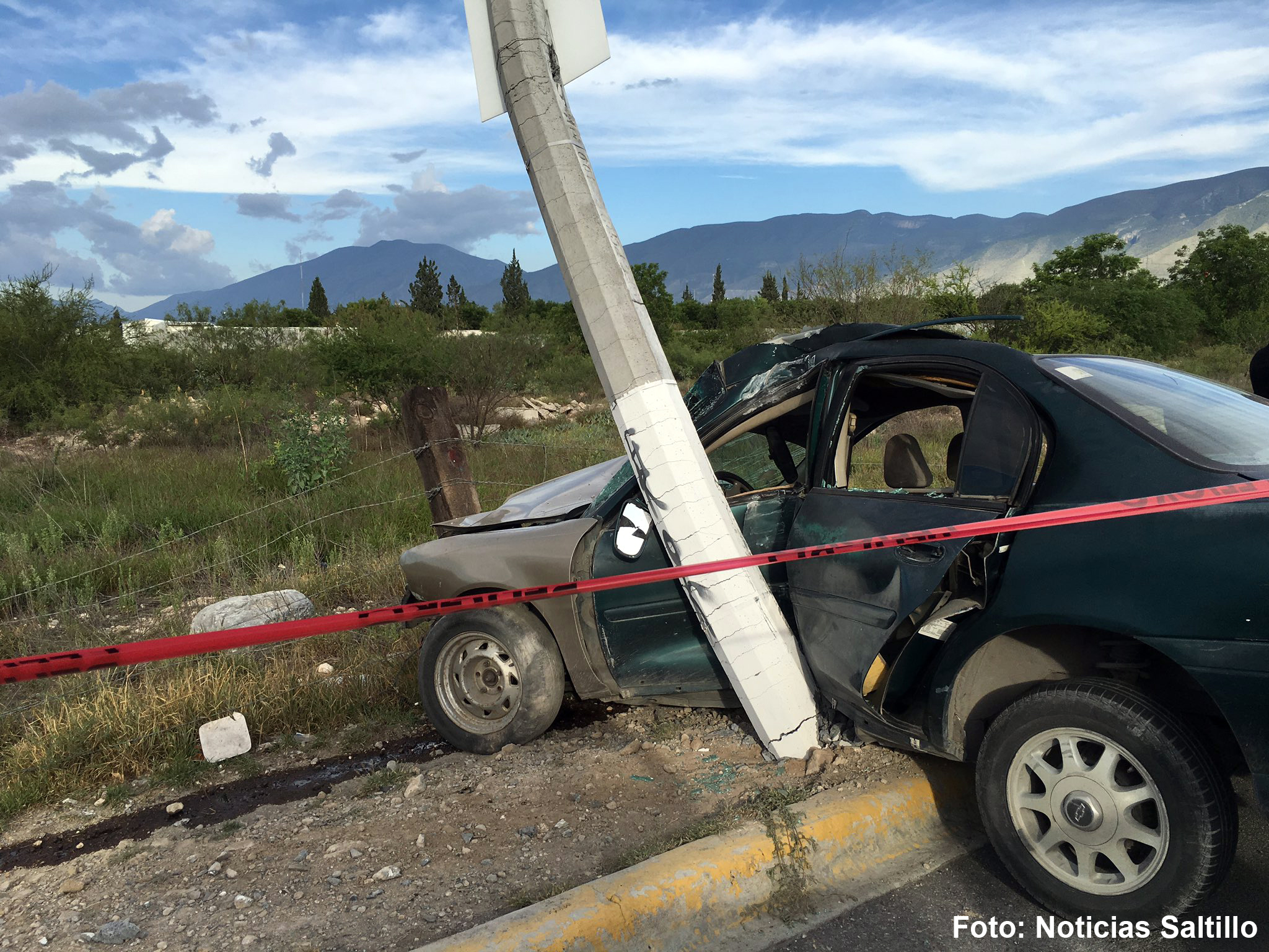 Choca contra poste y muere al Norte de Saltillo