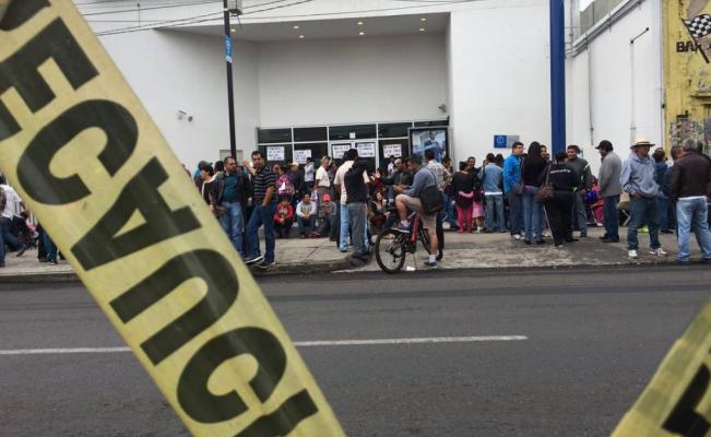 CNTE toma bancos en Michoacán