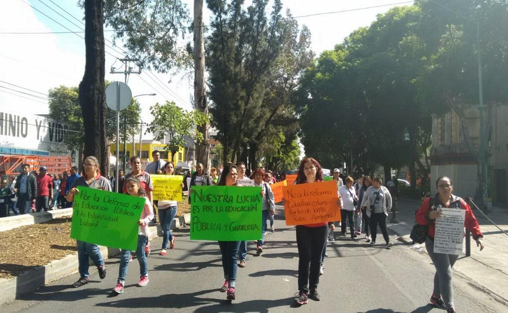 Padres de familia realizan bloqueos en apoyo a la CNTE