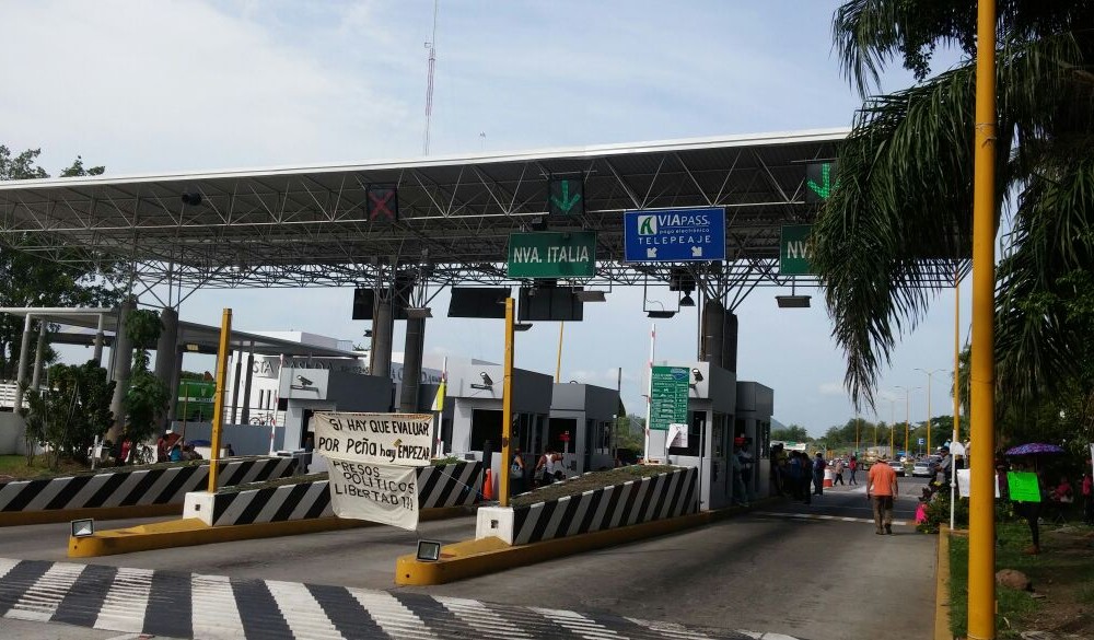 CNTE toma casetas en carreteras de Michoacán