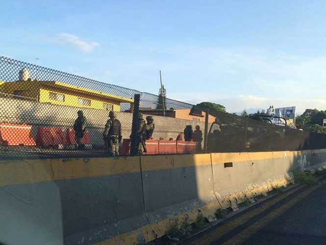 Convoy militar choca en Cuernavaca