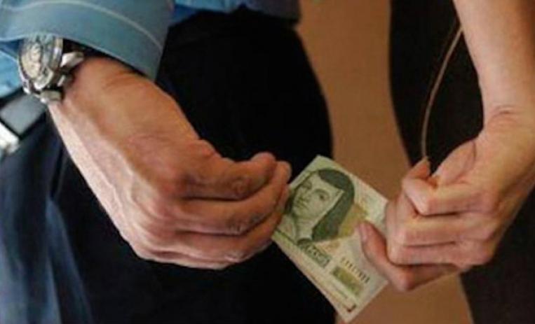 Como un acto de astucia califican los mexicanos a dar “mordida”