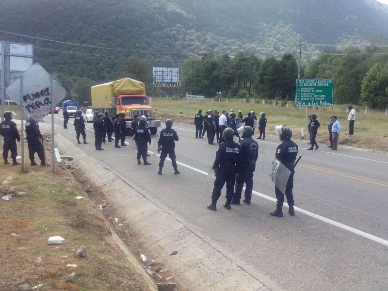 Policía desaloja bloqueo carretero en Chiapas