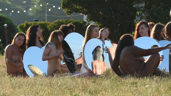 Más de 100 mujeres desnudas contra Trump