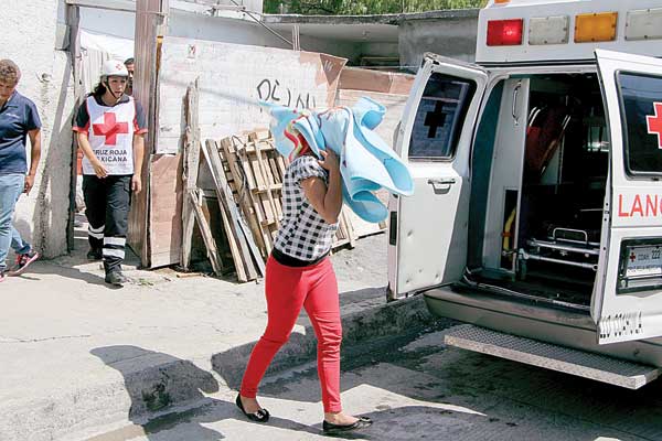 Abusa de mujer ebria y drogada en presencia de sus hijos