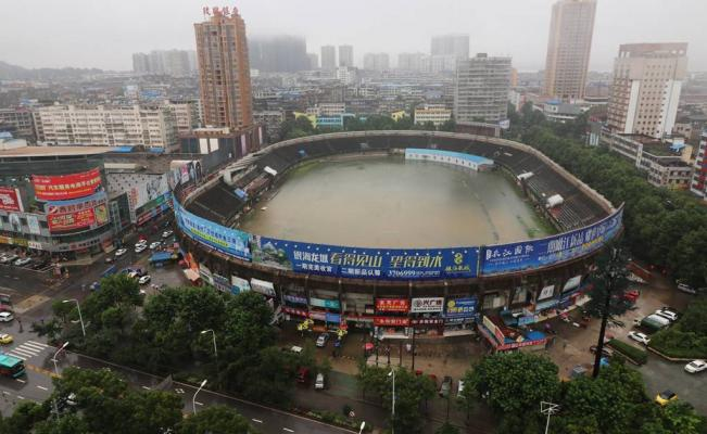Lluvias convierten estadio de fútbol en una enorme piscina