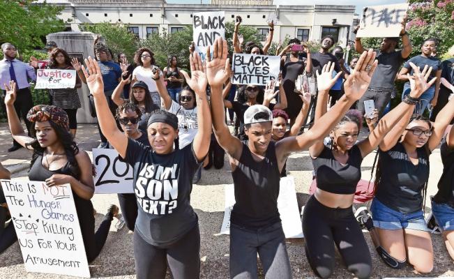 Crecen ataques a policías en EU; siguen las protestas
