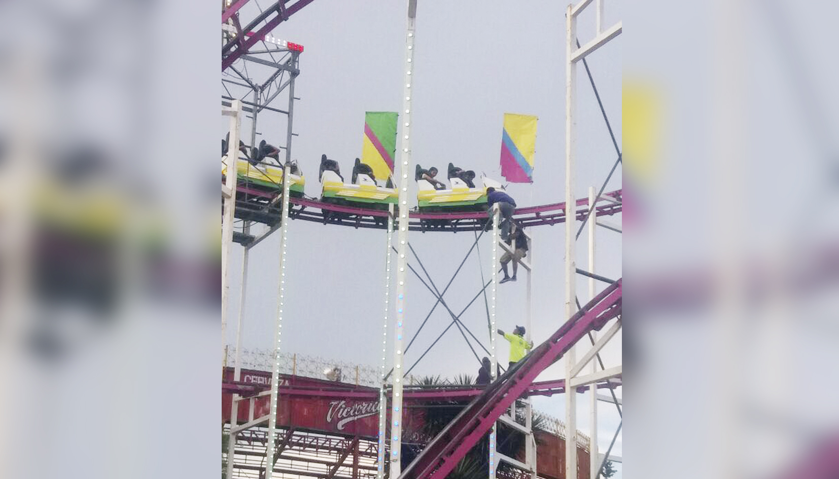 Falla montaña rusa en feria de Saltillo; quedan personas atrapadas