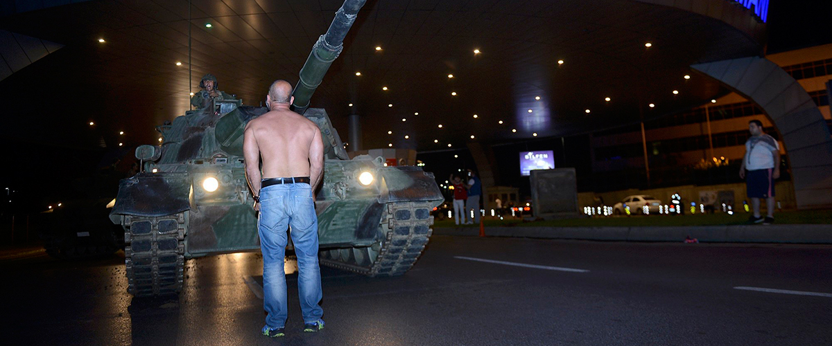 Frenan ciudadanos golpe de estado en Turquía