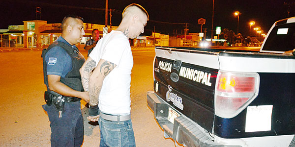 Policía frustra trío sexual