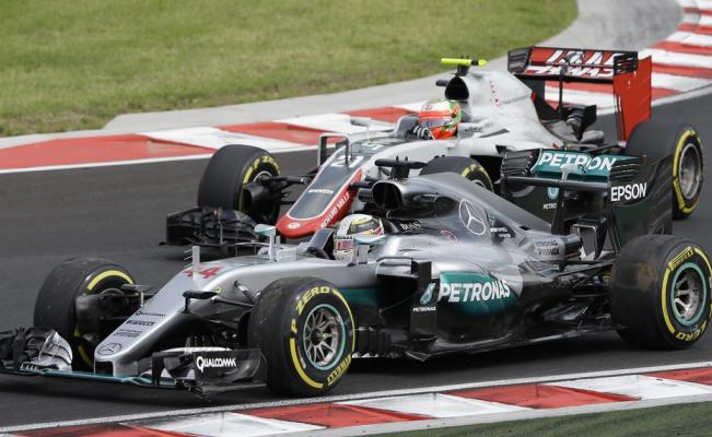 Hamilton realiza seña obscena a “Guti”