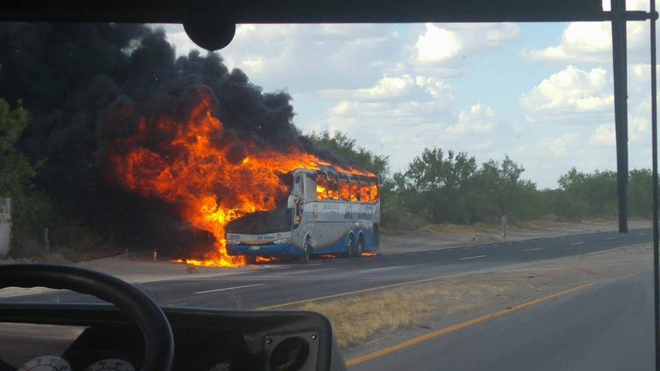 Arde camión de pasajeros <br>en la Nava-Piedras Negras