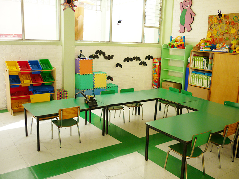 Recibe menor una descarga eléctrica al salir de una alberca y tocar un barandal.