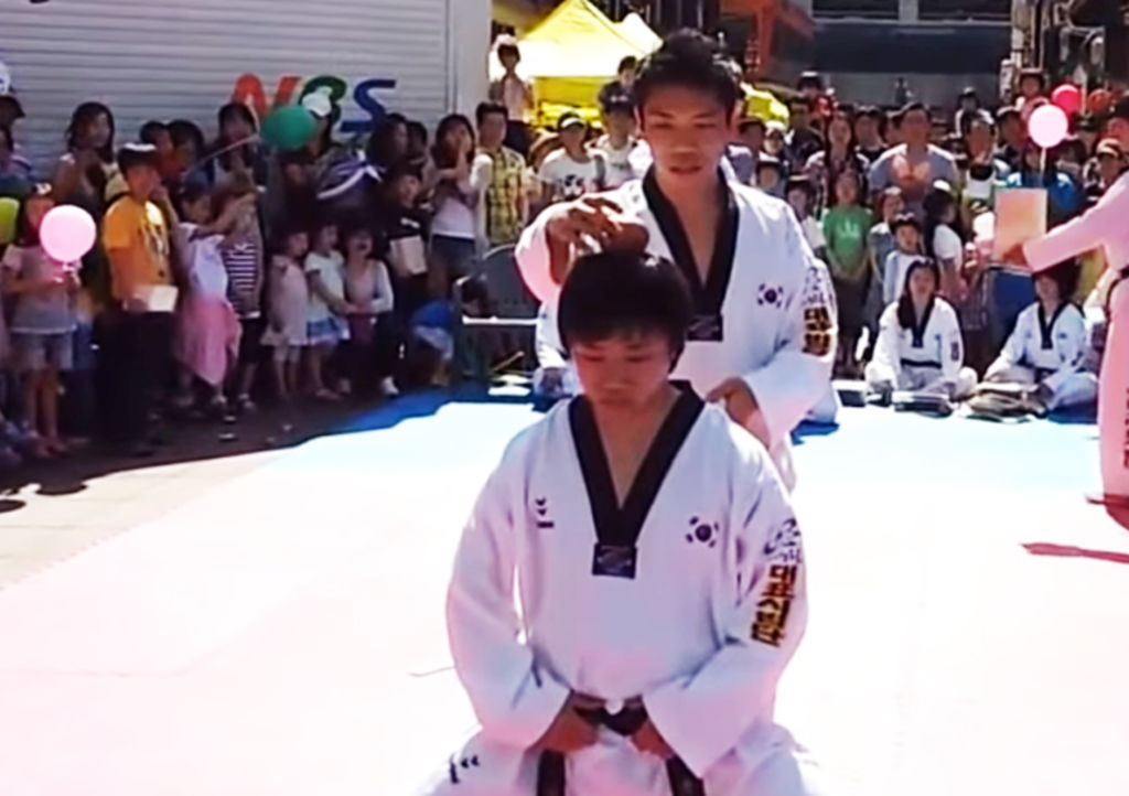 Sale mal demostración de Taekwondo