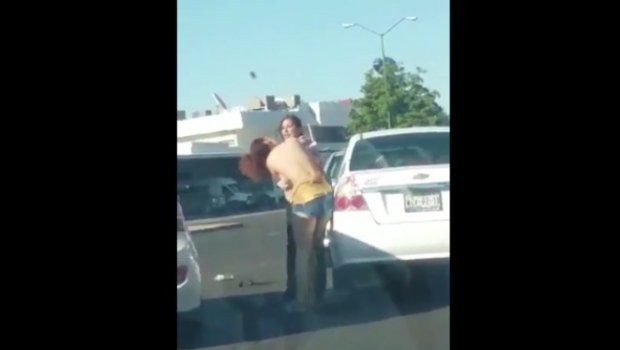 Funcionaria de la Sagarhpa en Sonora golpea y le arranca la ropa a una joven