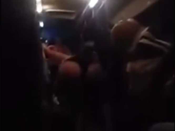 Son captadas nudistas en camión de pasajeros