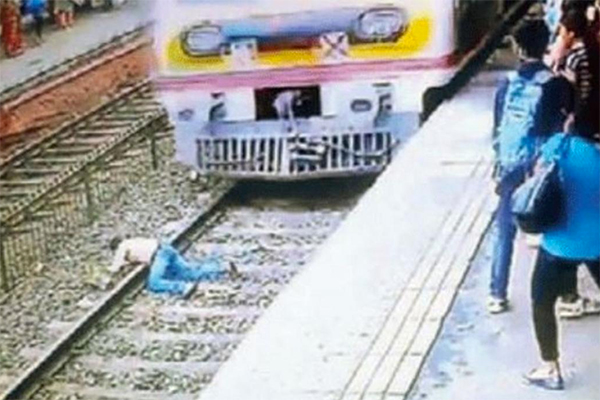 Se lanza a las vías del tren: Video