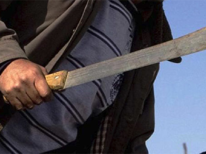 Defiende a su hija de “bullying” y lo atacan con machete