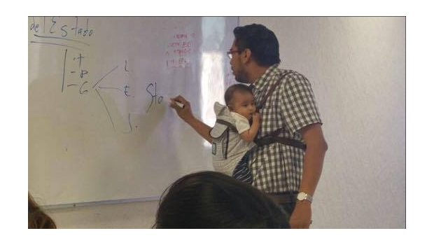 Maestro de Acapulco imparte clases con bebe en brazos